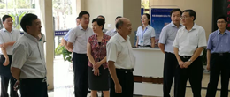 省委常委、省政法委书记周萌来市法律服务中心视察指导